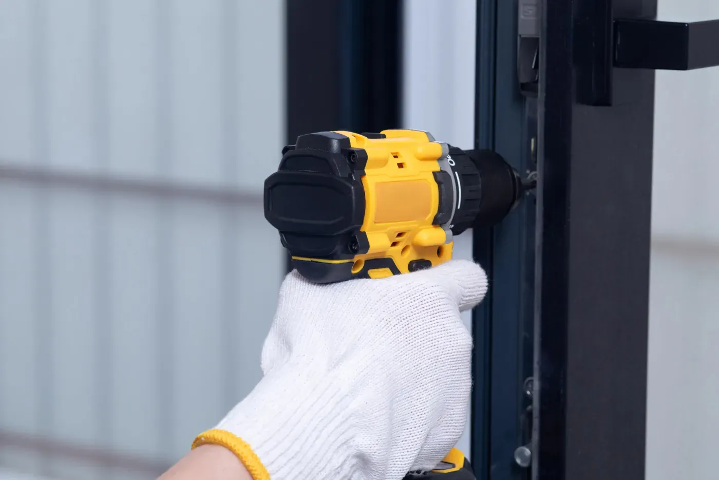 Réglage d'une gâche électrique de porte de hall à Chennevières